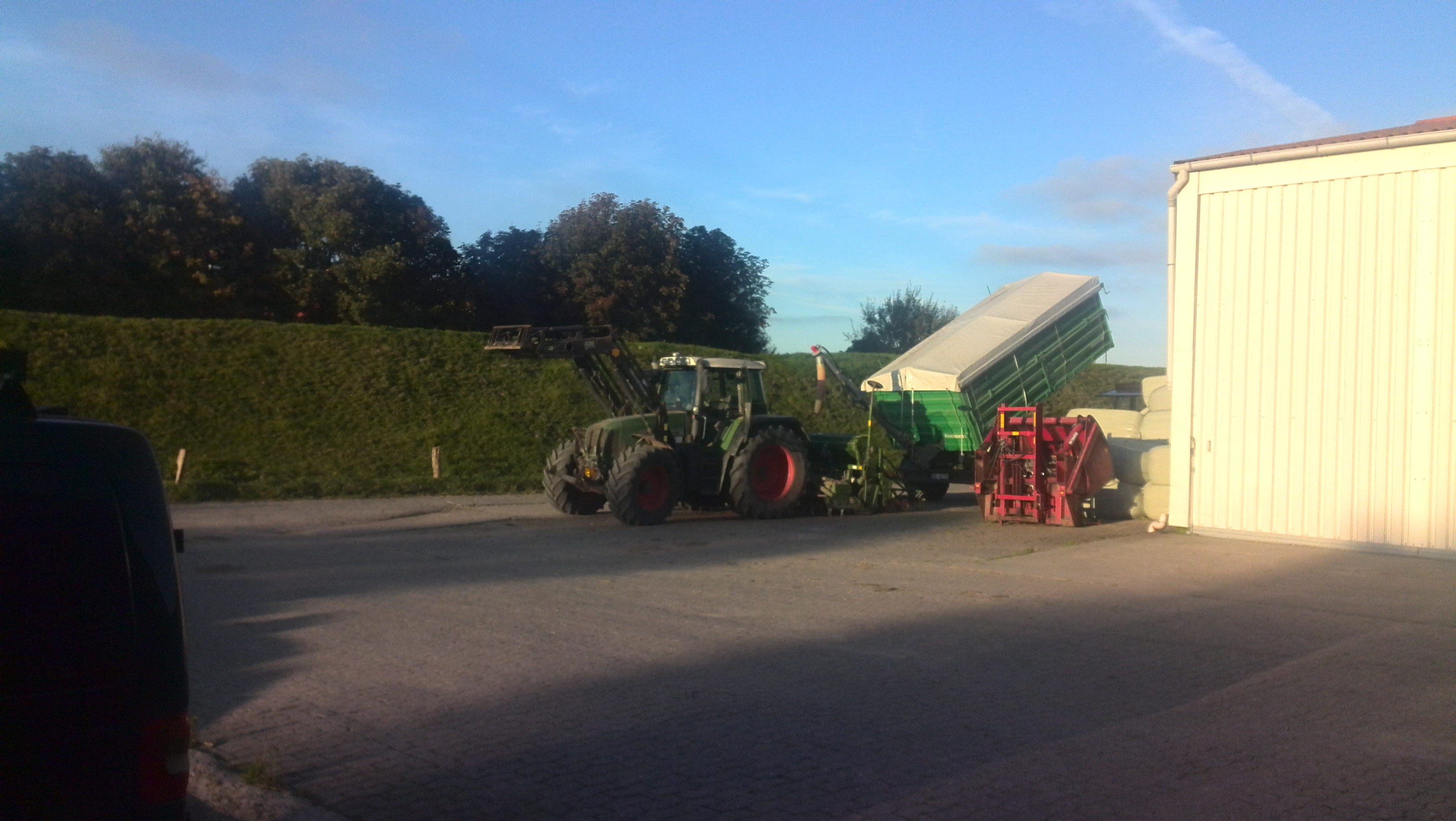 Reisch Kipper 18 Tonner vorm Kipper ist ein Fendt 610er.Was noch zu sehen ist Der Siloschneider.Der 716 Fendt mit der 3 meter Amazone Kombination :D