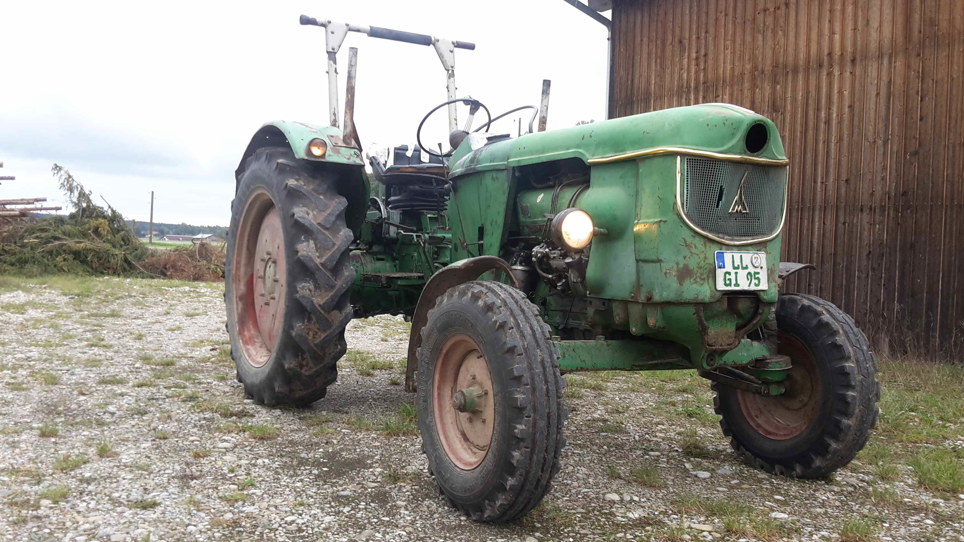 Kleine Spritztour mit dem Deutz D5005 machen. :D