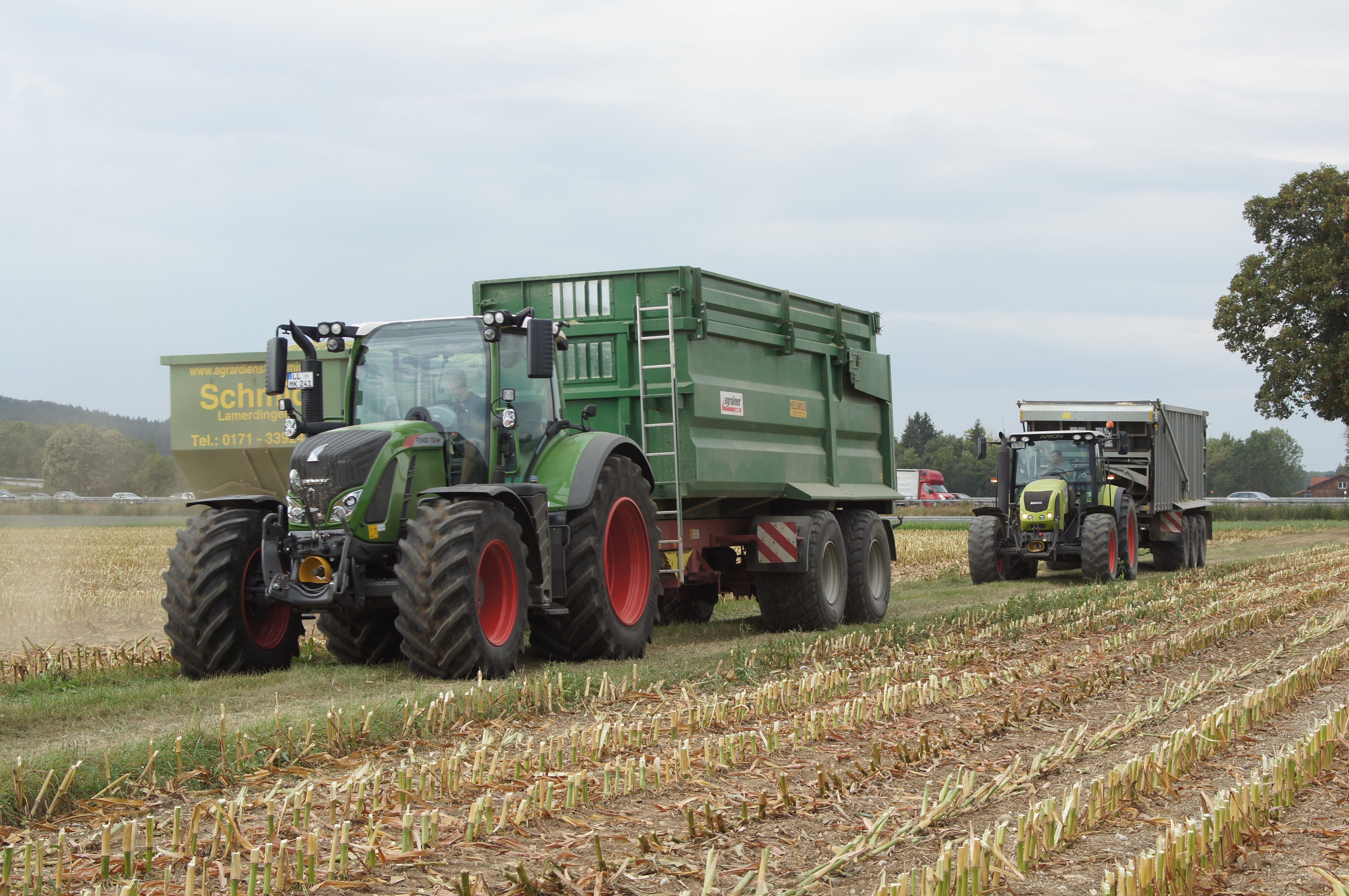 Fendt Vario 724 S4 und Claas Arion 430