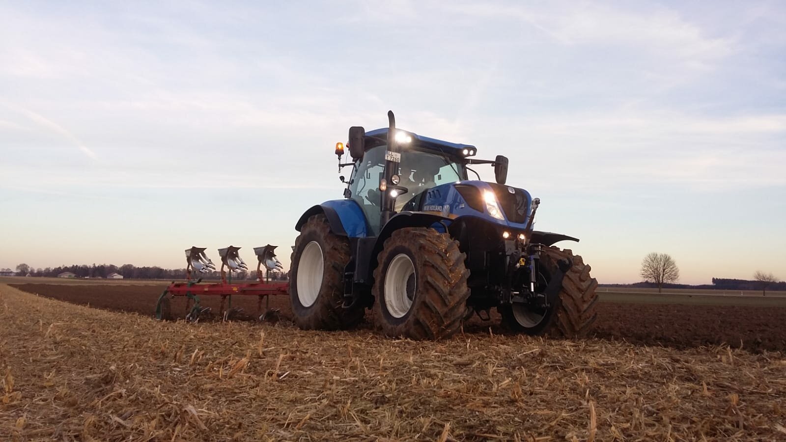 Ackern mit einem New Holland T7.260 und Kverneland 5-Schar Pflug