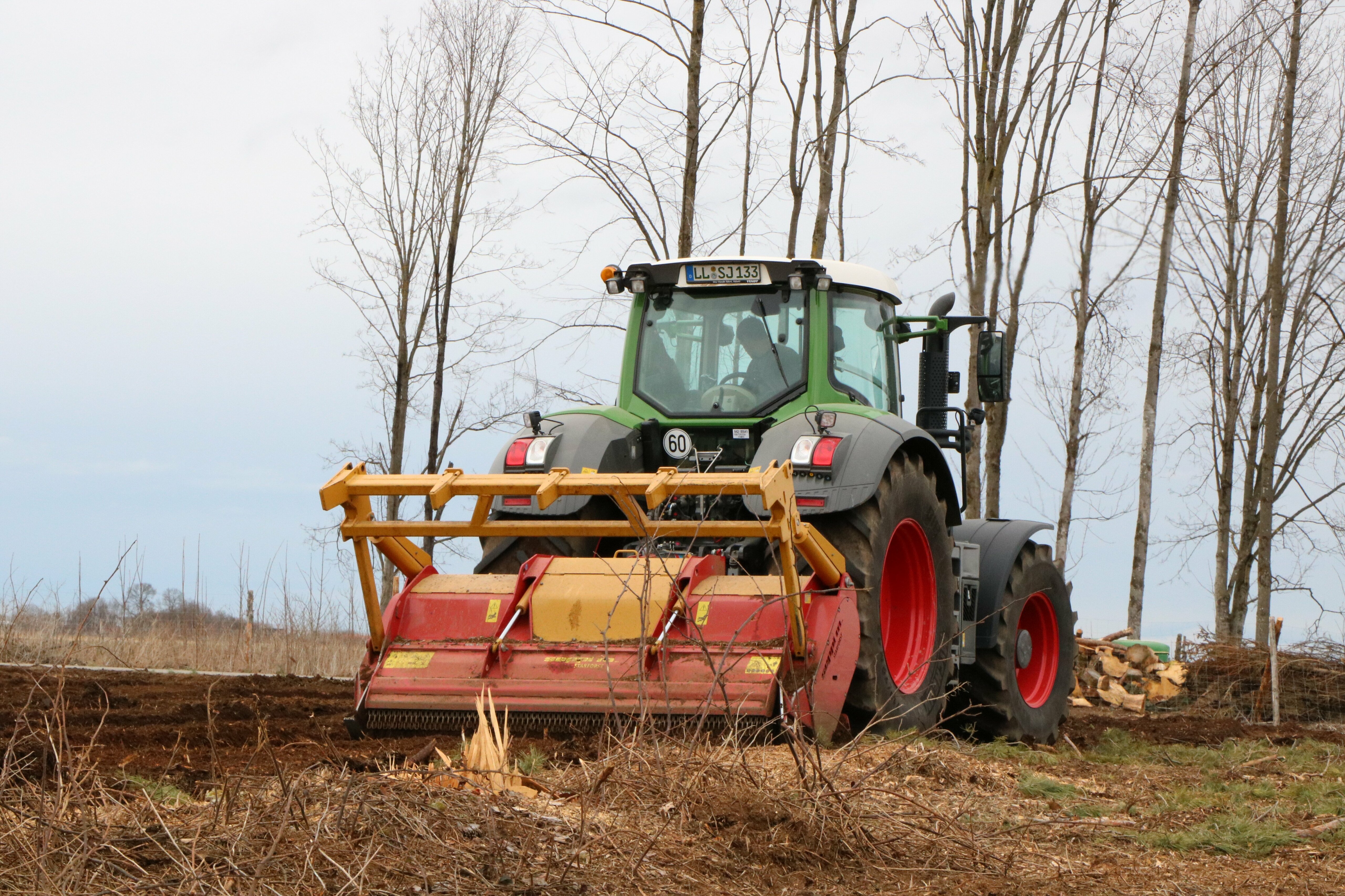 Fendt 828 Vario mit Rüfa und Forstmulcher