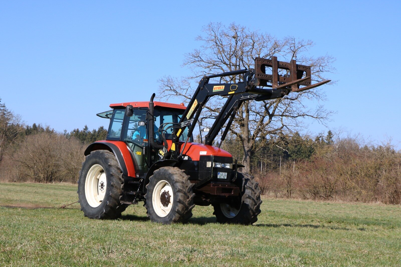 New Holland M115 am Wieseneggen