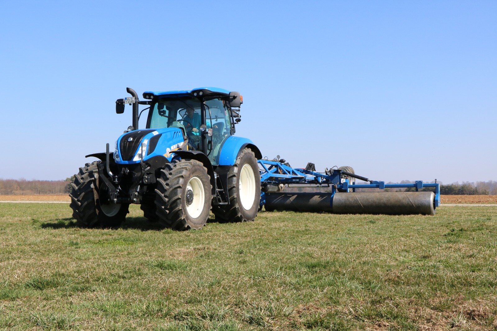 New Holland T6 mit 9m Dalbo Wiesenwalze