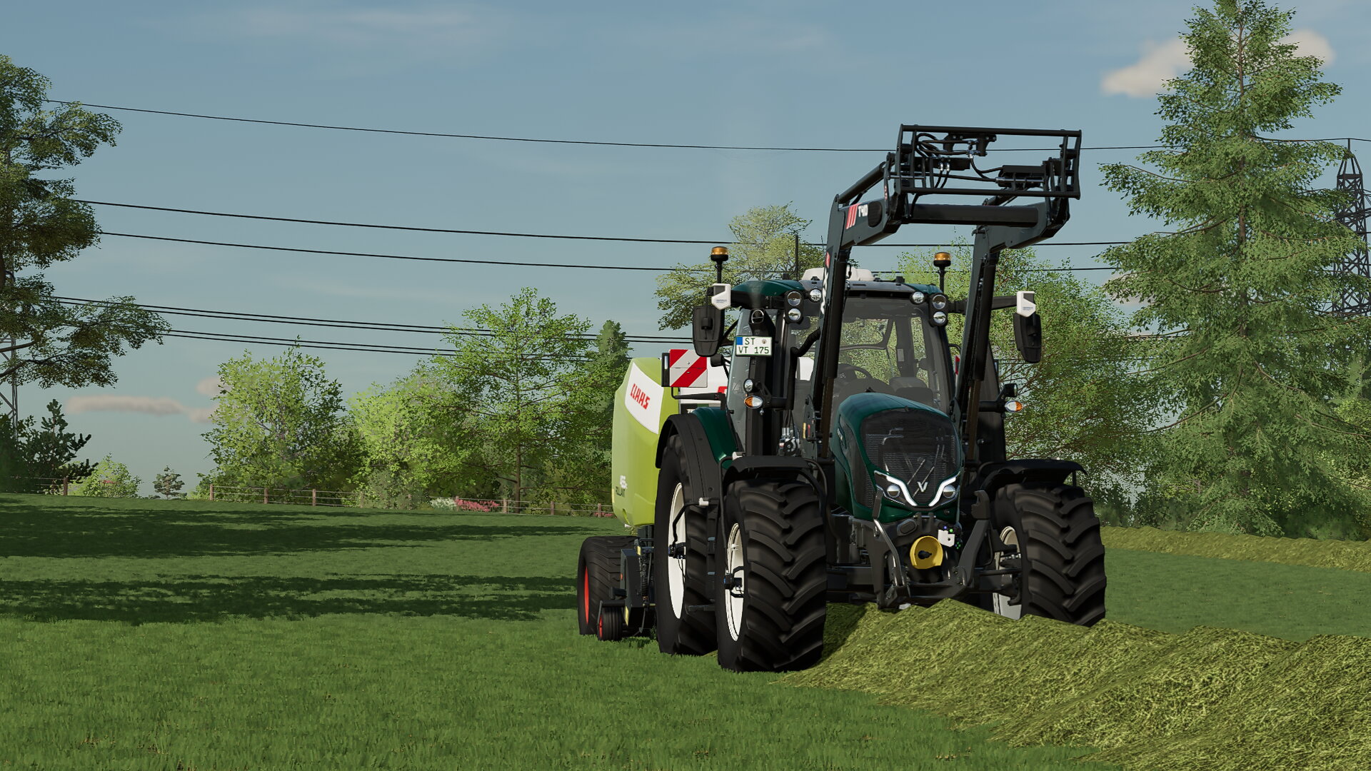 Heu pressen mit Valtra N und Claas Rollant 455