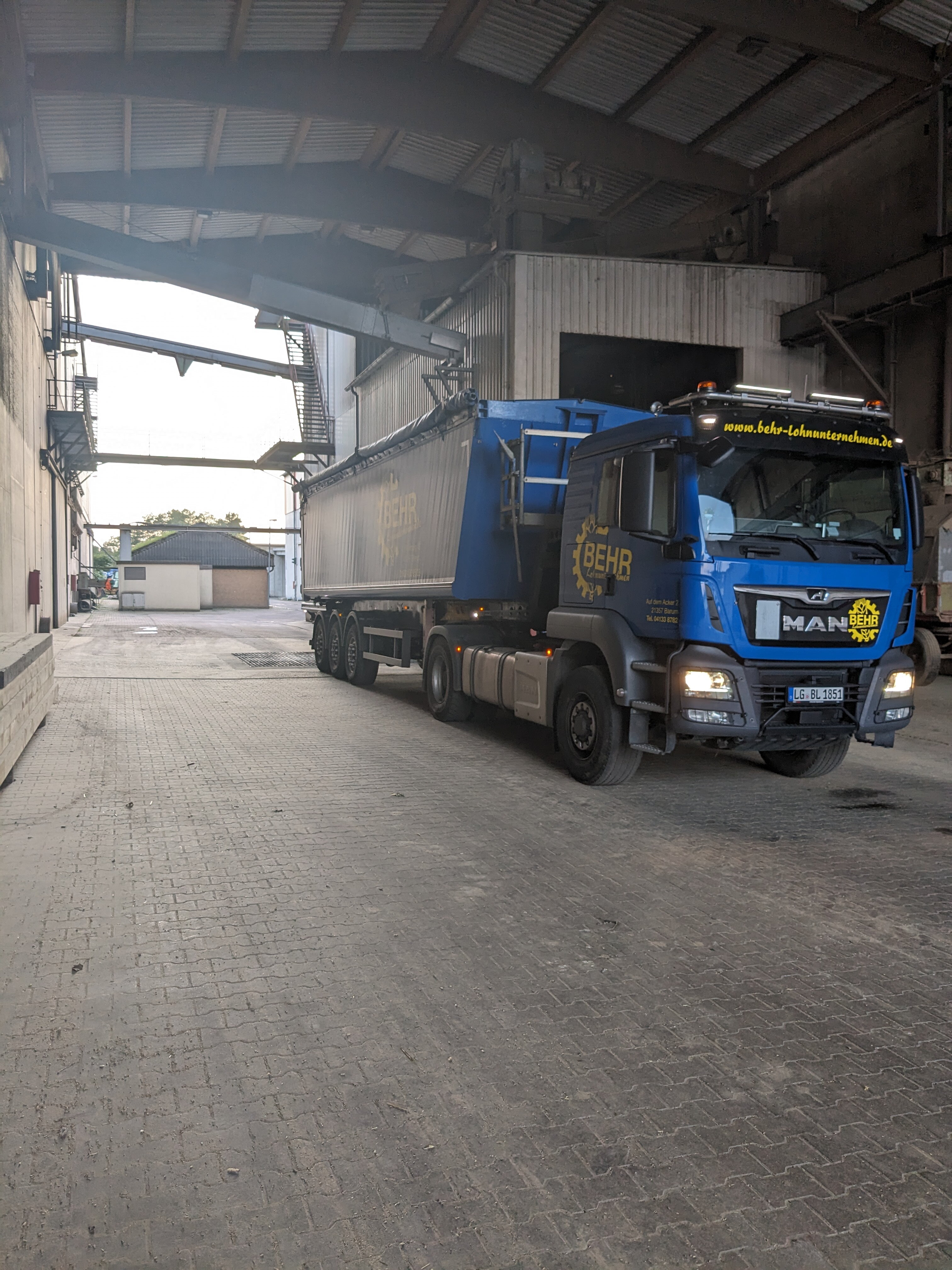 Getreide Fahren im Abendrot