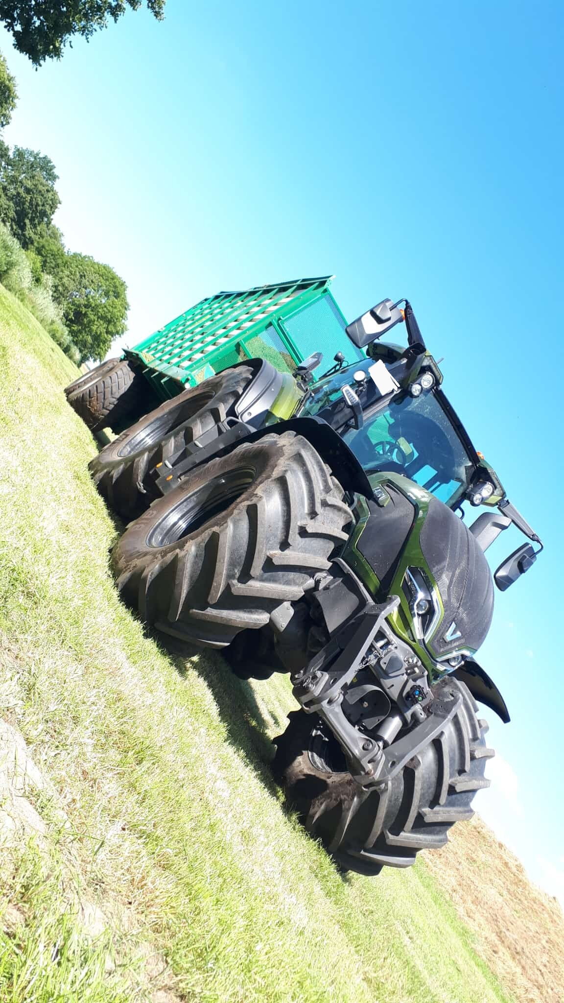 Gras Häckseln mit Valtra Q285