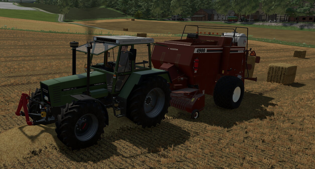 Fendt 615 LSA mit der Hesston 4900 Presse bei der Arbeit.