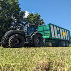 Gras Häckseln mit Valtra Q285